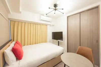 a bedroom with a bed and a table and a tv at \u30c7\u30a3\u30a2\u30ec\u30a4\u30b7\u30e3\u30b9\u672c\u6240\u543e\u59bb\u6a4bll in Tokyo
