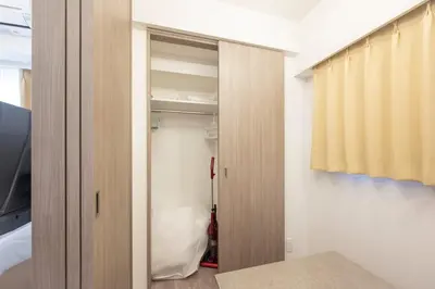 a room with a closet with a sliding door at \u30c7\u30a3\u30a2\u30ec\u30a4\u30b7\u30e3\u30b9\u672c\u6240\u543e\u59bb\u6a4bll in Tokyo