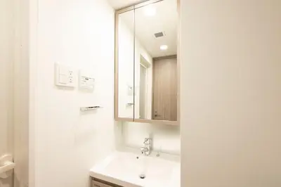 a bathroom with a sink and a mirror at \u30c7\u30a3\u30a2\u30ec\u30a4\u30b7\u30e3\u30b9\u672c\u6240\u543e\u59bb\u6a4bll in Tokyo