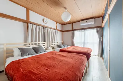a bedroom with two beds and a window at \u65b0\u5927\u585a\u6238\u5efa\u3066 in Tokyo