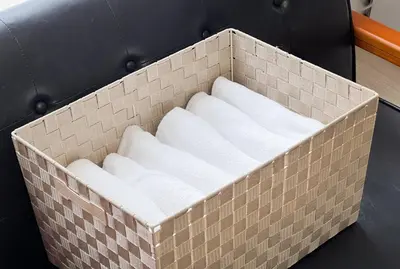 a box filled with white towels sitting on a table at \u65b0\u5927\u585a\u6238\u5efa\u3066 in Tokyo