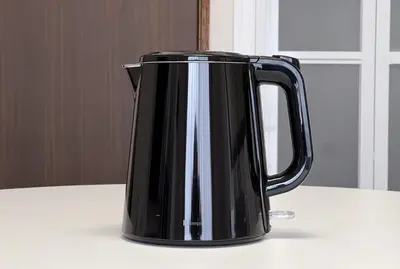 a black coffee pot sitting on a table at \u65b0\u5927\u585a\u6238\u5efa\u3066 in Tokyo