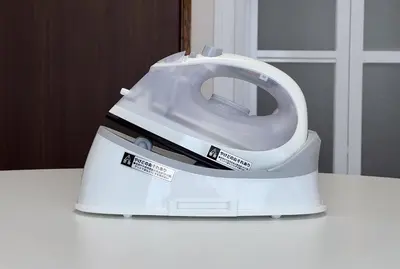 a white toaster sitting on top of a table at \u65b0\u5927\u585a\u6238\u5efa\u3066 in Tokyo