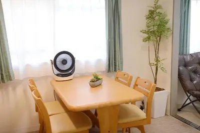 a dining room with a table and chairs and a fan at \u5143\u685c\u4e0a\u91ce\u6d45\u8349\u9ad8\u7d1a\u6c11\u6cca\u6700\u59278\u4eba\u99c56\u5206\u9ad8\u7d1a\u30d6\u30e9\u30f3\u30c9\u30d9\u30c3\u30c9\u5bb6\u5ead\u6620\u753b\u9928\u7121\u6599\u81ea\u8ee2\u8eca in Tokyo