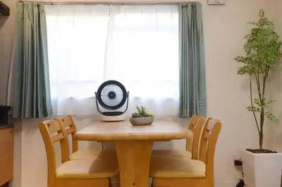 a dining room table with chairs and a fan on it at \u5143\u685c\u4e0a\u91ce\u6d45\u8349\u9ad8\u7d1a\u6c11\u6cca\u6700\u59278\u4eba\u99c56\u5206\u9ad8\u7d1a\u30d6\u30e9\u30f3\u30c9\u30d9\u30c3\u30c9\u5bb6\u5ead\u6620\u753b\u9928\u7121\u6599\u81ea\u8ee2\u8eca in Tokyo
