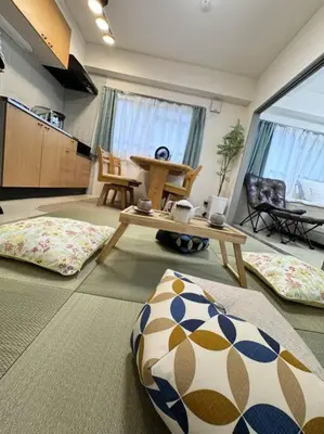 a living room with a couch and a table at \u5143\u685c\u4e0a\u91ce\u6d45\u8349\u9ad8\u7d1a\u6c11\u6cca\u6700\u59278\u4eba\u99c56\u5206\u9ad8\u7d1a\u30d6\u30e9\u30f3\u30c9\u30d9\u30c3\u30c9\u5bb6\u5ead\u6620\u753b\u9928\u7121\u6599\u81ea\u8ee2\u8eca in Tokyo