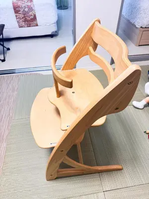 a wooden chair sitting on the floor in a room at \u5143\u685c\u4e0a\u91ce\u6d45\u8349\u9ad8\u7d1a\u6c11\u6cca\u6700\u59278\u4eba\u99c56\u5206\u9ad8\u7d1a\u30d6\u30e9\u30f3\u30c9\u30d9\u30c3\u30c9\u5bb6\u5ead\u6620\u753b\u9928\u7121\u6599\u81ea\u8ee2\u8eca in Tokyo