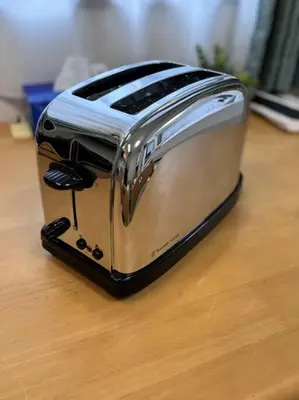 a toaster sitting on top of a wooden table at \u5143\u685c\u4e0a\u91ce\u6d45\u8349\u9ad8\u7d1a\u6c11\u6cca\u6700\u59278\u4eba\u99c56\u5206\u9ad8\u7d1a\u30d6\u30e9\u30f3\u30c9\u30d9\u30c3\u30c9\u5bb6\u5ead\u6620\u753b\u9928\u7121\u6599\u81ea\u8ee2\u8eca in Tokyo