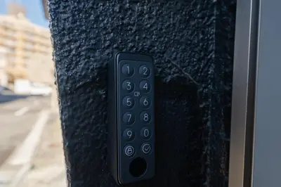 a remote control sitting on the side of a wall at Direct access to major Tokyo stations including Shibuya, Shinjuku, Ikebukuro, Akihabara, and Ueno 3-minute walk from nearest station Tokyo Dome Suitable for long-term stays 201 in Tokyo