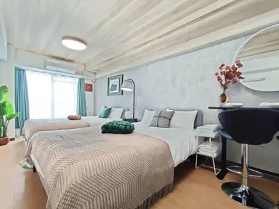 a bedroom with two beds and a desk in it at X43\u65b0\u5bbf\u4e2d\u5fc3 \u8d85\u7ea7\u5546\u5708 \u4ea4\u901a\u67a2\u7ebd \u65b0\u5bbf\u8f66\u7ad98\u5206\u949f \u6700\u59274\u4eba Shinjuku center 8 mins to ST Max 4P \u76f4\u8fbe\u65b0\u5bbf \u6d89\u8c37 \u8868\u53c2\u9053 \u54c1\u5ddd \u6c60\u888b \u4e0a\u91ce \u4ee3\u4ee3\u6728 \u94f6\u5ea7 \u539f\u5bbf in Tokyo