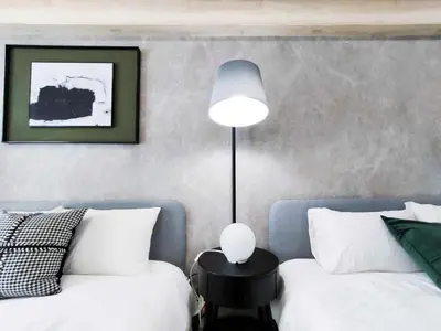 a bedroom with two beds and a lamp on a table at X43\u65b0\u5bbf\u4e2d\u5fc3 \u8d85\u7ea7\u5546\u5708 \u4ea4\u901a\u67a2\u7ebd \u65b0\u5bbf\u8f66\u7ad98\u5206\u949f \u6700\u59274\u4eba Shinjuku center 8 mins to ST Max 4P \u76f4\u8fbe\u65b0\u5bbf \u6d89\u8c37 \u8868\u53c2\u9053 \u54c1\u5ddd \u6c60\u888b \u4e0a\u91ce \u4ee3\u4ee3\u6728 \u94f6\u5ea7 \u539f\u5bbf in Tokyo