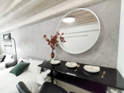a bedroom with a large mirror and a black table at X43\u65b0\u5bbf\u4e2d\u5fc3 \u8d85\u7ea7\u5546\u5708 \u4ea4\u901a\u67a2\u7ebd \u65b0\u5bbf\u8f66\u7ad98\u5206\u949f \u6700\u59274\u4eba Shinjuku center 8 mins to ST Max 4P \u76f4\u8fbe\u65b0\u5bbf \u6d89\u8c37 \u8868\u53c2\u9053 \u54c1\u5ddd \u6c60\u888b \u4e0a\u91ce \u4ee3\u4ee3\u6728 \u94f6\u5ea7 \u539f\u5bbf in Tokyo