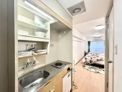 a kitchen with a sink and a bed in a room at X43\u65b0\u5bbf\u4e2d\u5fc3 \u8d85\u7ea7\u5546\u5708 \u4ea4\u901a\u67a2\u7ebd \u65b0\u5bbf\u8f66\u7ad98\u5206\u949f \u6700\u59274\u4eba Shinjuku center 8 mins to ST Max 4P \u76f4\u8fbe\u65b0\u5bbf \u6d89\u8c37 \u8868\u53c2\u9053 \u54c1\u5ddd \u6c60\u888b \u4e0a\u91ce \u4ee3\u4ee3\u6728 \u94f6\u5ea7 \u539f\u5bbf in Tokyo