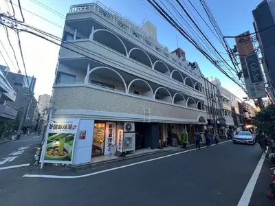 a building on the corner of a city street at X43\u65b0\u5bbf\u4e2d\u5fc3 \u8d85\u7ea7\u5546\u5708 \u4ea4\u901a\u67a2\u7ebd \u65b0\u5bbf\u8f66\u7ad98\u5206\u949f \u6700\u59274\u4eba Shinjuku center 8 mins to ST Max 4P \u76f4\u8fbe\u65b0\u5bbf \u6d89\u8c37 \u8868\u53c2\u9053 \u54c1\u5ddd \u6c60\u888b \u4e0a\u91ce \u4ee3\u4ee3\u6728 \u94f6\u5ea7 \u539f\u5bbf in Tokyo