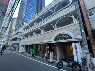 a building on a city street with a bike parked outside at X43\u65b0\u5bbf\u4e2d\u5fc3 \u8d85\u7ea7\u5546\u5708 \u4ea4\u901a\u67a2\u7ebd \u65b0\u5bbf\u8f66\u7ad98\u5206\u949f \u6700\u59274\u4eba Shinjuku center 8 mins to ST Max 4P \u76f4\u8fbe\u65b0\u5bbf \u6d89\u8c37 \u8868\u53c2\u9053 \u54c1\u5ddd \u6c60\u888b \u4e0a\u91ce \u4ee3\u4ee3\u6728 \u94f6\u5ea7 \u539f\u5bbf in Tokyo