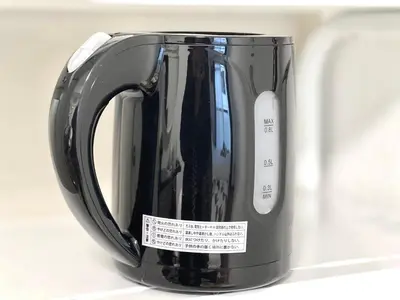a black coffee pot sitting in a microwave at X43\u65b0\u5bbf\u4e2d\u5fc3 \u8d85\u7ea7\u5546\u5708 \u4ea4\u901a\u67a2\u7ebd \u65b0\u5bbf\u8f66\u7ad98\u5206\u949f \u6700\u59274\u4eba Shinjuku center 8 mins to ST Max 4P \u76f4\u8fbe\u65b0\u5bbf \u6d89\u8c37 \u8868\u53c2\u9053 \u54c1\u5ddd \u6c60\u888b \u4e0a\u91ce \u4ee3\u4ee3\u6728 \u94f6\u5ea7 \u539f\u5bbf in Tokyo
