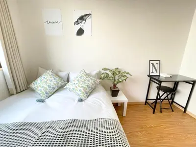 a bedroom with a bed and a table with a plant at \u30b7\u30e3\u30f3\u30c6\u9ad8\u7530\u99ac\u583411 in Tokyo