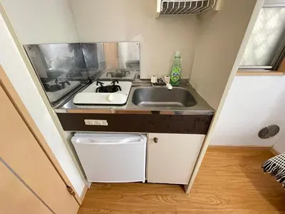 a small kitchen with a sink and a stove at \u30b7\u30e3\u30f3\u30c6\u9ad8\u7530\u99ac\u583411 in Tokyo