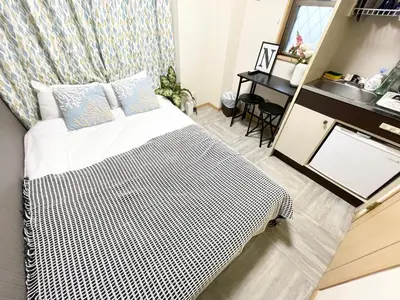 a small bedroom with a bed and a desk at \u30b7\u30e3\u30f3\u30c6\u9ad8\u7530\u99ac\u583412 in Tokyo