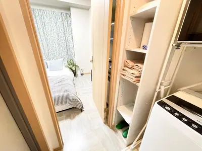 a small kitchen with a door open to a closet at \u30b7\u30e3\u30f3\u30c6\u9ad8\u7530\u99ac\u583412 in Tokyo