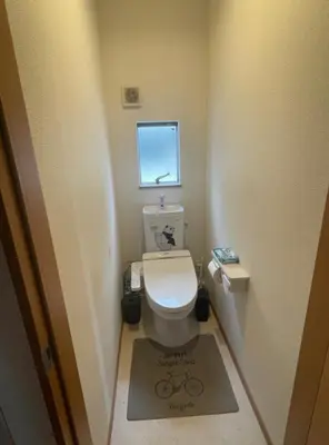 a small bathroom with a toilet and a window at Tommy's house 東京都内では貴重な無料駐車場付で大地震でも安心の新しい家 in Tokyo