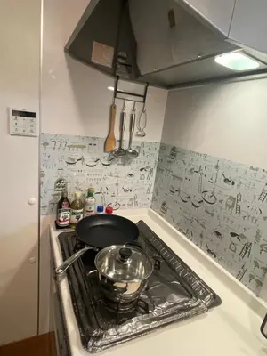 a pan sitting on top of a stove in a kitchen at Tommy's house 東京都内では貴重な無料駐車場付で大地震でも安心の新しい家 in Tokyo