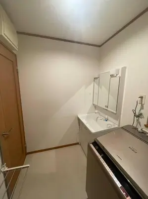 a white bathroom with a sink and a mirror at Tommy's house 東京都内では貴重な無料駐車場付で大地震でも安心の新しい家 in Tokyo