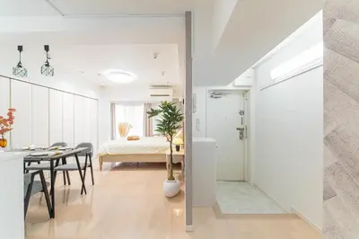 a kitchen and dining room with a table and a bedroom at G\u65b0\u5bbf\u6700\u4e2d\u5fc3 \u4e24\u5ba4\u4e00\u5385 \u65b0\u5bbf\u4e09\u4e01\u76ee\u8f66\u7ad94\u5206 2 rooms Shinjuku center 4 mins to ST Max 7P \u76f4\u8fbe\u65b0\u5bbf \u6d89\u8c37 \u8868\u53c2\u9053 \u6c60\u888b \u4e0a\u91ce \u4ee3\u4ee3\u6728 \u94f6\u5ea7 \u539f\u5bbf \u54c1\u5ddd in Tokyo