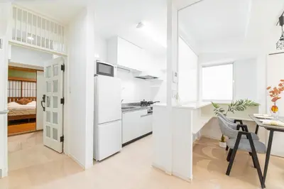 a kitchen with white appliances and a dining room at G\u65b0\u5bbf\u6700\u4e2d\u5fc3 \u4e24\u5ba4\u4e00\u5385 \u65b0\u5bbf\u4e09\u4e01\u76ee\u8f66\u7ad94\u5206 2 rooms Shinjuku center 4 mins to ST Max 7P \u76f4\u8fbe\u65b0\u5bbf \u6d89\u8c37 \u8868\u53c2\u9053 \u6c60\u888b \u4e0a\u91ce \u4ee3\u4ee3\u6728 \u94f6\u5ea7 \u539f\u5bbf \u54c1\u5ddd in Tokyo