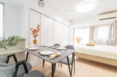 a bedroom with a table and chairs and a bed at G\u65b0\u5bbf\u6700\u4e2d\u5fc3 \u4e24\u5ba4\u4e00\u5385 \u65b0\u5bbf\u4e09\u4e01\u76ee\u8f66\u7ad94\u5206 2 rooms Shinjuku center 4 mins to ST Max 7P \u76f4\u8fbe\u65b0\u5bbf \u6d89\u8c37 \u8868\u53c2\u9053 \u6c60\u888b \u4e0a\u91ce \u4ee3\u4ee3\u6728 \u94f6\u5ea7 \u539f\u5bbf \u54c1\u5ddd in Tokyo