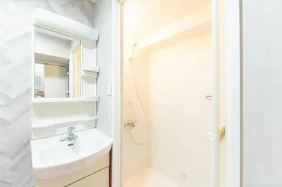a bathroom with a sink and a mirror at G\u65b0\u5bbf\u6700\u4e2d\u5fc3 \u4e24\u5ba4\u4e00\u5385 \u65b0\u5bbf\u4e09\u4e01\u76ee\u8f66\u7ad94\u5206 2 rooms Shinjuku center 4 mins to ST Max 7P \u76f4\u8fbe\u65b0\u5bbf \u6d89\u8c37 \u8868\u53c2\u9053 \u6c60\u888b \u4e0a\u91ce \u4ee3\u4ee3\u6728 \u94f6\u5ea7 \u539f\u5bbf \u54c1\u5ddd in Tokyo