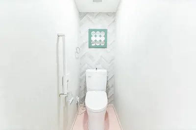 a bathroom with a white toilet in a stall at G\u65b0\u5bbf\u6700\u4e2d\u5fc3 \u4e24\u5ba4\u4e00\u5385 \u65b0\u5bbf\u4e09\u4e01\u76ee\u8f66\u7ad94\u5206 2 rooms Shinjuku center 4 mins to ST Max 7P \u76f4\u8fbe\u65b0\u5bbf \u6d89\u8c37 \u8868\u53c2\u9053 \u6c60\u888b \u4e0a\u91ce \u4ee3\u4ee3\u6728 \u94f6\u5ea7 \u539f\u5bbf \u54c1\u5ddd in Tokyo