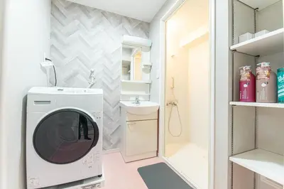 a washing machine in a bathroom with a sink at G\u65b0\u5bbf\u6700\u4e2d\u5fc3 \u4e24\u5ba4\u4e00\u5385 \u65b0\u5bbf\u4e09\u4e01\u76ee\u8f66\u7ad94\u5206 2 rooms Shinjuku center 4 mins to ST Max 7P \u76f4\u8fbe\u65b0\u5bbf \u6d89\u8c37 \u8868\u53c2\u9053 \u6c60\u888b \u4e0a\u91ce \u4ee3\u4ee3\u6728 \u94f6\u5ea7 \u539f\u5bbf \u54c1\u5ddd in Tokyo