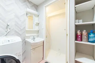 a small bathroom with a sink and a washing machine at G\u65b0\u5bbf\u6700\u4e2d\u5fc3 \u4e24\u5ba4\u4e00\u5385 \u65b0\u5bbf\u4e09\u4e01\u76ee\u8f66\u7ad94\u5206 2 rooms Shinjuku center 4 mins to ST Max 7P \u76f4\u8fbe\u65b0\u5bbf \u6d89\u8c37 \u8868\u53c2\u9053 \u6c60\u888b \u4e0a\u91ce \u4ee3\u4ee3\u6728 \u94f6\u5ea7 \u539f\u5bbf \u54c1\u5ddd in Tokyo