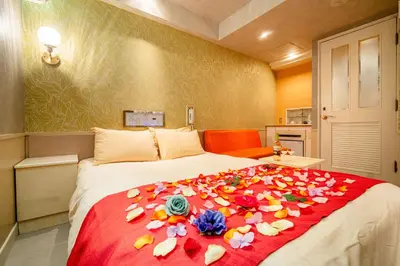 a bedroom with a bed with flowers on it at \u30db\u30c6\u30eb\u30ea\u30aa\u30b9\u6e0b\u8c37Adults only in Tokyo