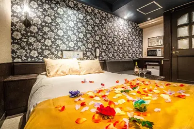 a bedroom with a bed with flowers on it at \u30db\u30c6\u30eb\u30ea\u30aa\u30b9\u6e0b\u8c37Adults only in Tokyo