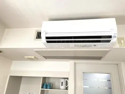 a air conditioner on the ceiling of a room at \u65b0\u5bbf\u306e\u5bbf in Tokyo