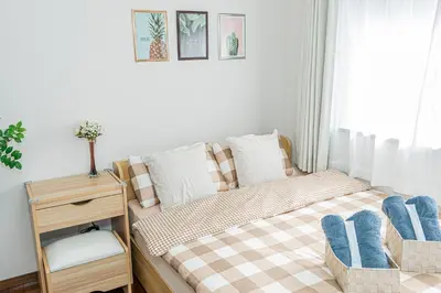 a small bedroom with a bed and a table at Asakusa-Ginza-Skytree-Stn-4min-95sqm-Garage-2WC-2Swr in Tokyo