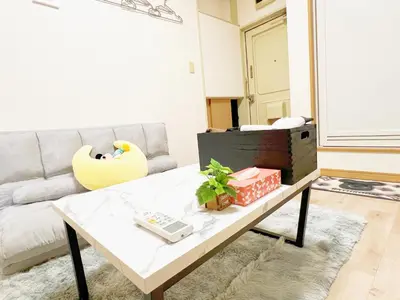 a living room with a couch and a coffee table at \u897f\u6b66\u65b0\u5bbf\u7dda \u99c5\u8fd16\u4eba\u53ef d1 in Tokyo
