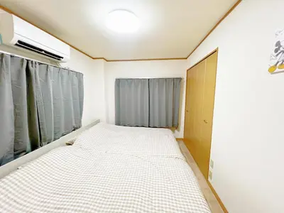 a small bedroom with a bed and a window at \u897f\u6b66\u65b0\u5bbf\u7dda \u99c5\u8fd16\u4eba\u53ef d1 in Tokyo