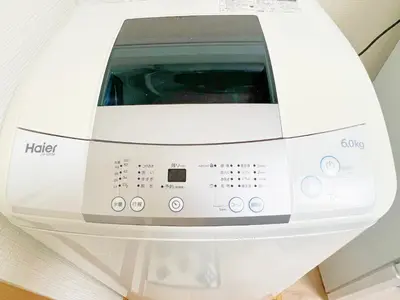 a white washing machine sitting on a shelf at \u897f\u6b66\u65b0\u5bbf\u7dda \u99c5\u8fd16\u4eba\u53ef d1 in Tokyo