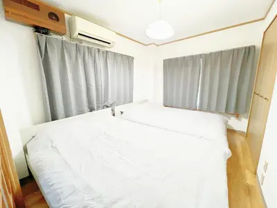 a small bedroom with a white bed and a window at \u897f\u6b66\u65b0\u5bbf\u7dda \u99c5\u8fd16\u4eba\u53ef d1 in Tokyo
