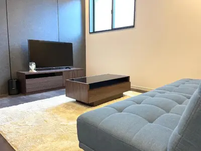 a living room with a couch and a tv at New\u4e09\u8ed2\u8336\u5c4b\u30cf\u30a6\u30b9 \u6e0b\u8c37\u307e\u3067\u96fb\u8eca5\u5206 \u4e09\u8ed2\u8336\u5c4b\u99c5\u5f92\u6b696\u5206 2023\u5e74\u30d5\u30eb\u30ea\u30ce\u30d9\u6238\u5efa in Tokyo
