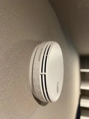 a white cup is hanging on a wall at New\u4e09\u8ed2\u8336\u5c4b\u30cf\u30a6\u30b9 \u6e0b\u8c37\u307e\u3067\u96fb\u8eca5\u5206 \u4e09\u8ed2\u8336\u5c4b\u99c5\u5f92\u6b696\u5206 2023\u5e74\u30d5\u30eb\u30ea\u30ce\u30d9\u6238\u5efa in Tokyo