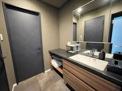 a bathroom with a sink and a large mirror at New\u4e09\u8ed2\u8336\u5c4b\u30cf\u30a6\u30b9 \u6e0b\u8c37\u307e\u3067\u96fb\u8eca5\u5206 \u4e09\u8ed2\u8336\u5c4b\u99c5\u5f92\u6b696\u5206 2023\u5e74\u30d5\u30eb\u30ea\u30ce\u30d9\u6238\u5efa in Tokyo