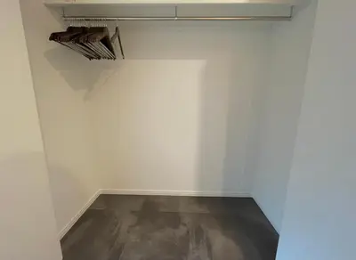 a walk in closet with white walls and concrete floors at New\u4e09\u8ed2\u8336\u5c4b\u30cf\u30a6\u30b9 \u6e0b\u8c37\u307e\u3067\u96fb\u8eca5\u5206 \u4e09\u8ed2\u8336\u5c4b\u99c5\u5f92\u6b696\u5206 2023\u5e74\u30d5\u30eb\u30ea\u30ce\u30d9\u6238\u5efa in Tokyo