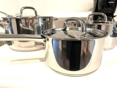 a group of pots and pans sitting on a stove at New\u4e09\u8ed2\u8336\u5c4b\u30cf\u30a6\u30b9 \u6e0b\u8c37\u307e\u3067\u96fb\u8eca5\u5206 \u4e09\u8ed2\u8336\u5c4b\u99c5\u5f92\u6b696\u5206 2023\u5e74\u30d5\u30eb\u30ea\u30ce\u30d9\u6238\u5efa in Tokyo