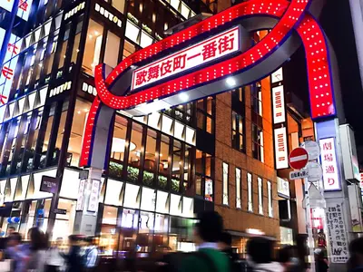 a crowd of people walking down a city street at night at Shinjuku Kabukicho! Shinjuku Center\u65b0\u5bbf\u4e2d\u5fc3! !3min walk! JR \u65b0\u5bbf!\u5730\u94c1\u7ad9\u6b65\u884c3\u5206! \u65b0\u5bbf\u6b4c\u821e\u4f0e!\u8457\u540d\u8fde\u9501\u5927\u578b\u516c\u5bd3!\u4e00\u5c4224\u5c0f\u65f6\u4fdd\u5b89\u5e38\u9a7b! 624 in Tokyo