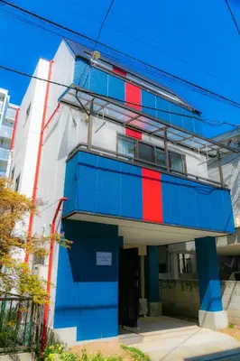 a building with red and blue paint on it at 20, Hikifune, Entire house for rent, \u66f3\u821f in Tokyo