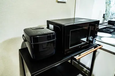 a microwave sitting on top of a table at 72, Nakanobu A, Entire house for rent, \u4e2d\u5ef6A in Tokyo